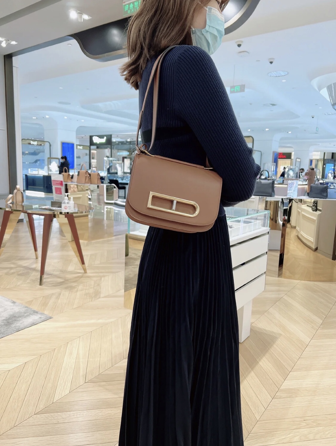 델보 크로스바디백 브라운